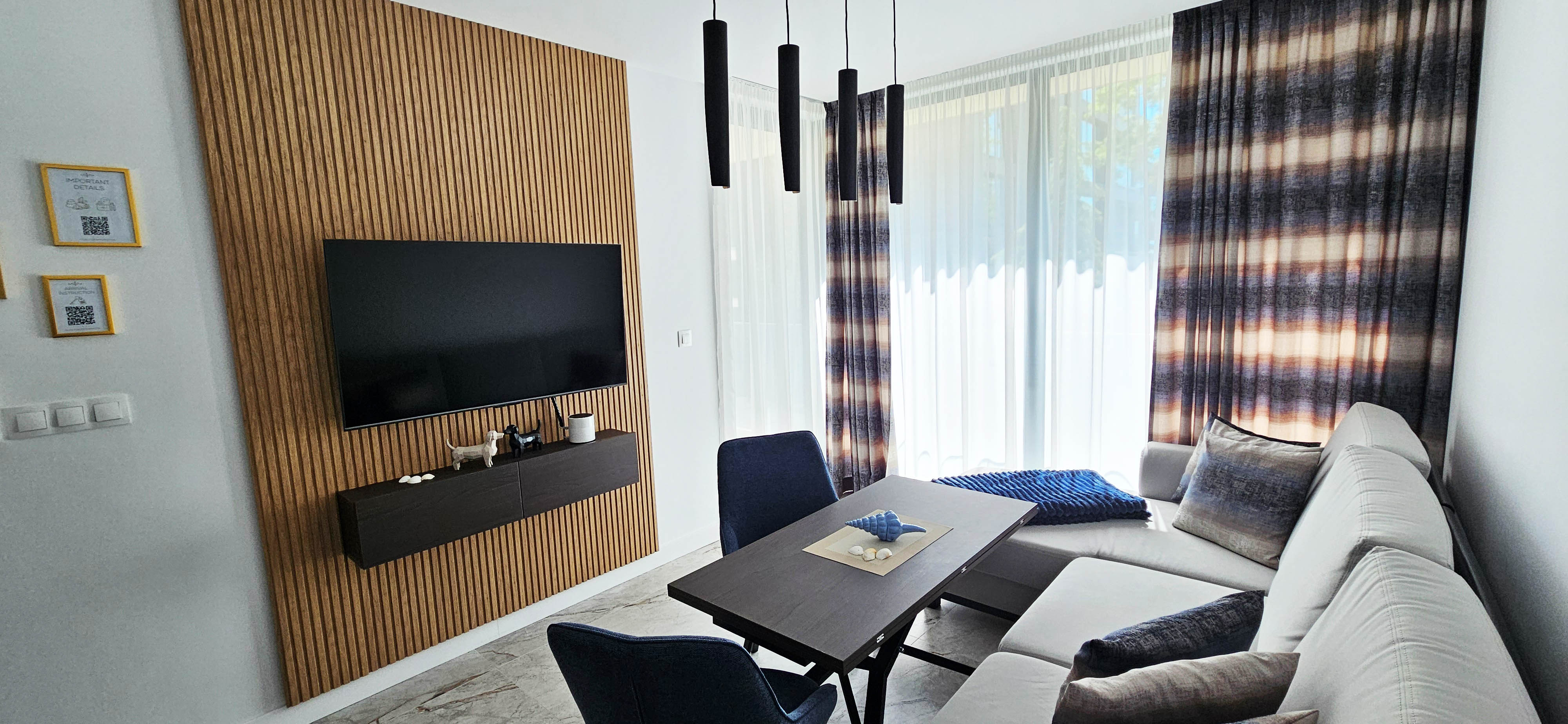 Wohnbereich oben mit Sofa und TV-Wand